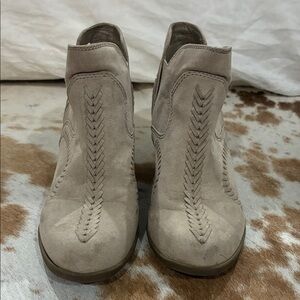 Indigo Rd Beige Suede Ankle Booties 5.5